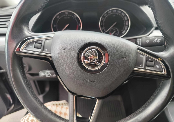 Skoda Superb cena 61900 przebieg: 299000, rok produkcji 2018 z Warszawa małe 301
